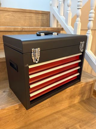 Caja de herramientas negra con cajones rojos Nueva