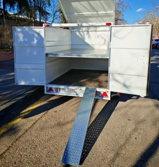 Remolque cerrado multiusos