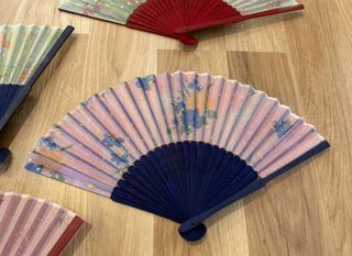 Lote 32 abanicos madera flores