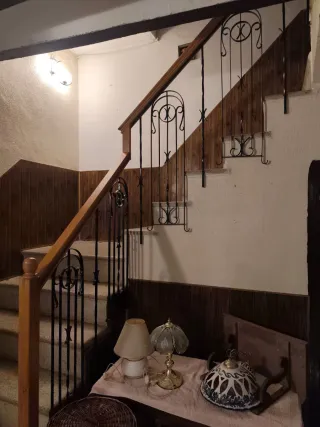 Baranda, hierro con pasamanos de madera