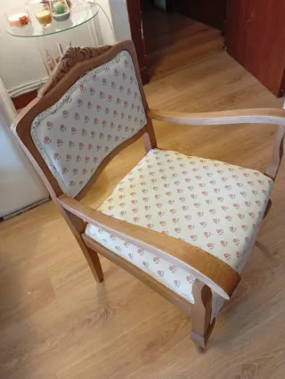 Sillón antiguo de madera y tela