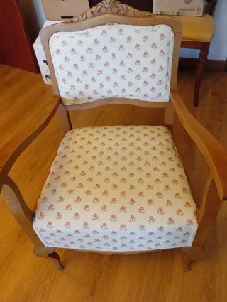 Sillón antiguo de madera y tela