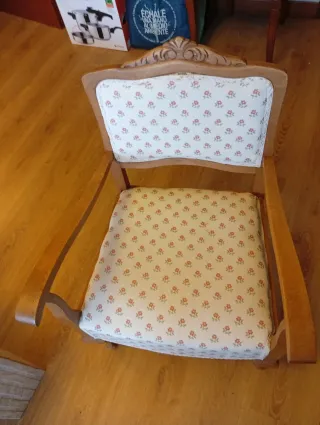 Sillón antiguo de madera y tela
