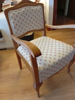 Sillón antiguo de madera y tela