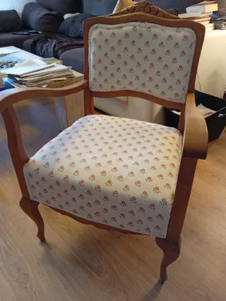 Sillón antiguo de madera y tela