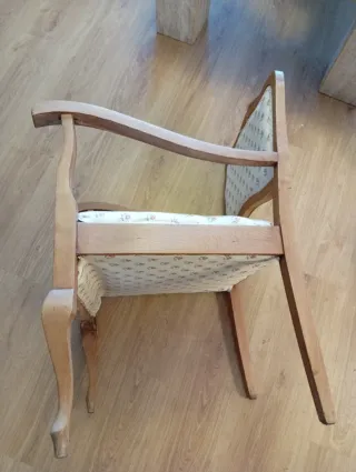 Sillón antiguo de madera y tela