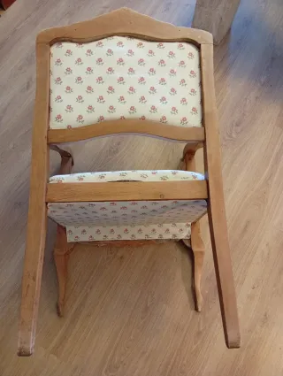 Sillón antiguo de madera y tela