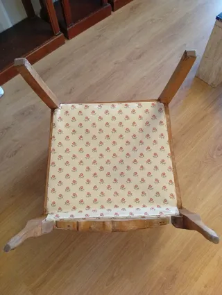 Sillón antiguo de madera y tela