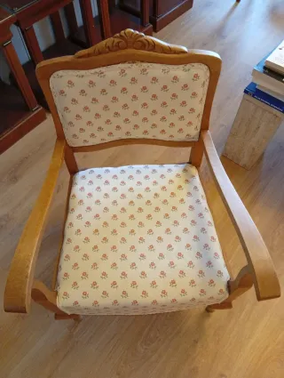 Sillón antiguo de madera y tela