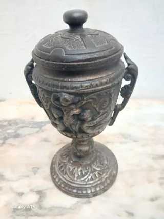 Urna antigua de hierro con tapa