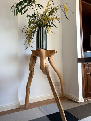 Mesa auxiliar madera raíz Suar