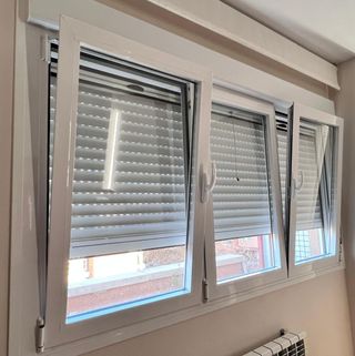 Ventanas oscilobatientes con persiana y mosquitera