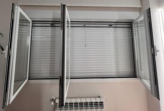 Ventanas oscilobatientes con persiana y mosquitera