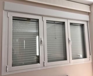 Ventanas oscilobatientes con persiana y mosquitera