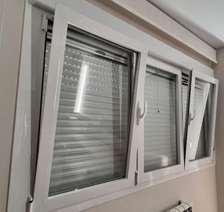 Ventanas oscilobatientes con persiana y mosquitera