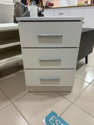 Mesita de noche blanca