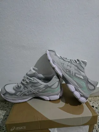 Zapatillas Asics Gel grises y plateadas