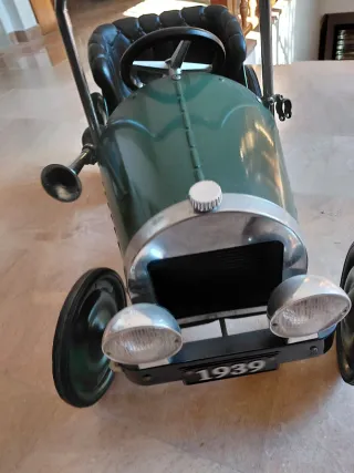 Coche de pedales antiguo