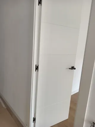 Puerta de madera con cristal