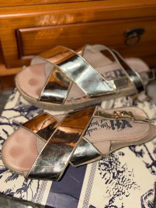 Sandalias doradas de plataforma