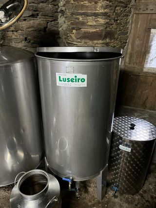 7 cubas de acero inoxidable para vino