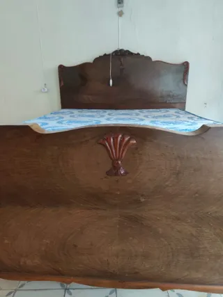 Cama de matrimonio de madera oscura