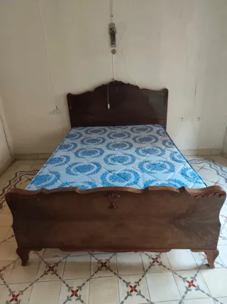 Cama de matrimonio de madera oscura