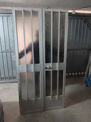 Puerta doble de aluminio y cristal