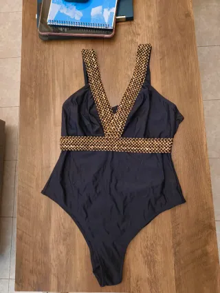 Bañador negro con detalles dorados