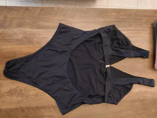 Bañador negro con detalles dorados