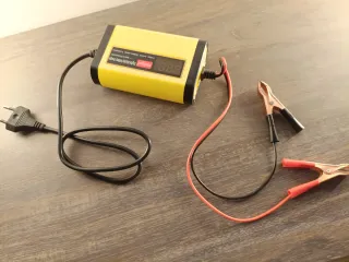 Cargador Batería Coche 12V Digital Inteligente