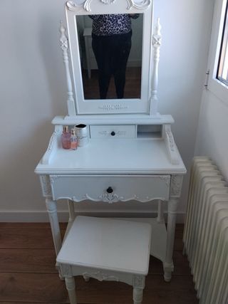 Tocador blanco con espejo y taburete De gato preto