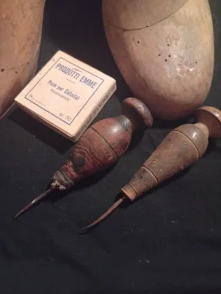 Antico set calzolaio: forme e attrezzi