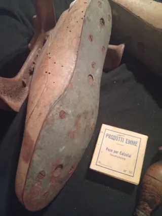 Antico set calzolaio: forme e attrezzi