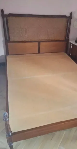 Cama 1.35 con estructura y cabecero.