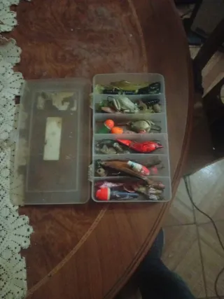Caja de señuelos de pesca