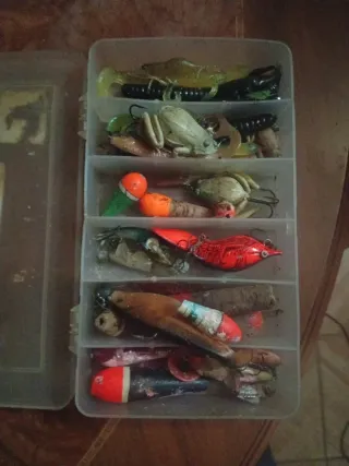 Caja de señuelos de pesca