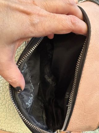 Bolso bandolera negro y estampado rosa