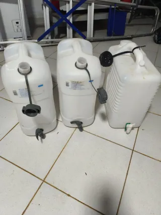 Garrafa de plástico con grifo -25 euros cada una