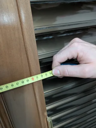 Puerta de madera con marco