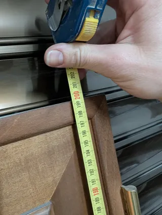 Puerta de madera con marco