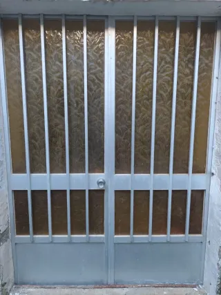 Puerta de aluminio con cristal PRECIO A CONVENIR