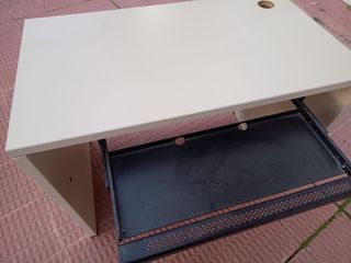 Escritorio beige y negro con bandeja