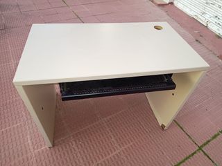 Escritorio beige y negro con bandeja