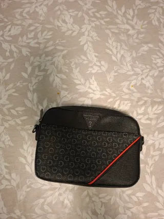 Bolso Guess Negro y Rojo