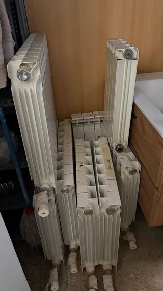 Radiadores de agua de varios tamaños con válvula