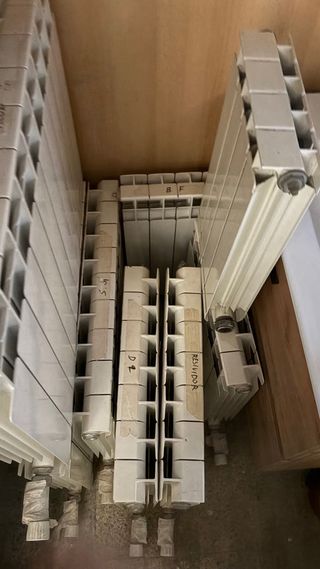 Radiadores de agua de varios tamaños con válvula