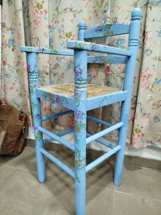 Trona de madera pintada a mano .