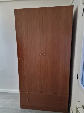 Mesa de comedor de madera marrón