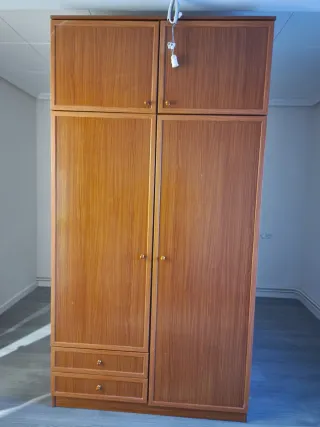 Mesa de comedor de madera marrón